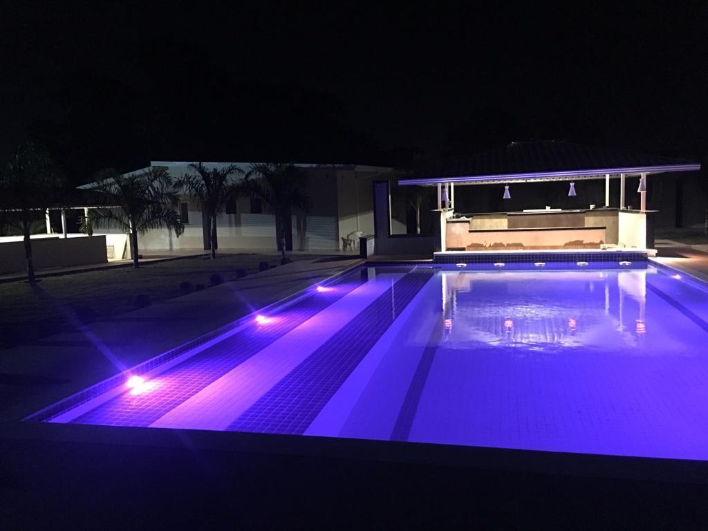 Piscina à noite